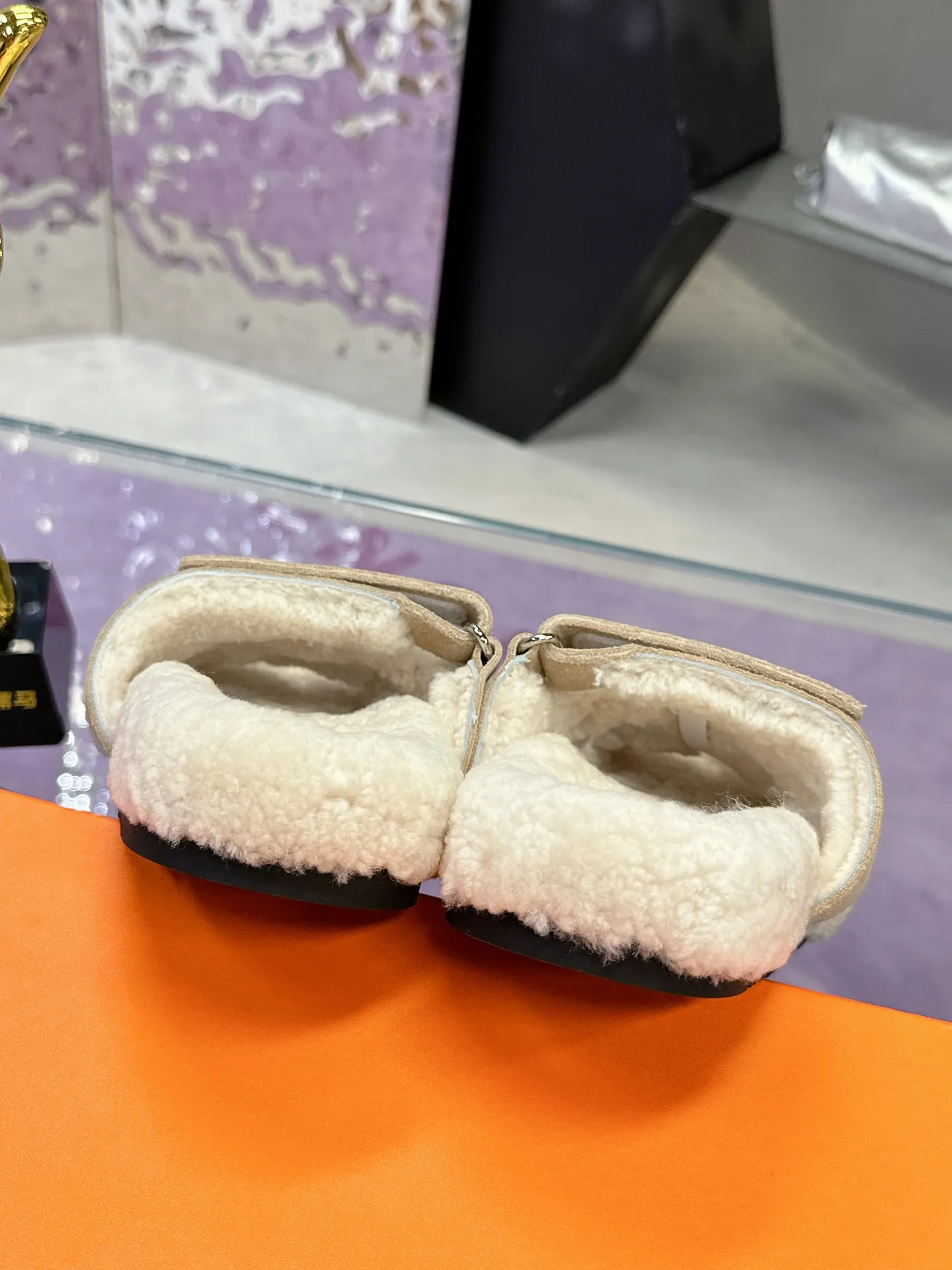 Factory price: 500💰 HERMES💗Ai Ma’s classic hot style second uncle🐑wool mop🆕 is coming. A must-have item for autumn and winter ✅ Versatile and fashionable at home and out on the street 🍀The colors are extremely colorful! Walking Tuscany! T men's shoes 💰R non-slip outsole super light ️ super comfortable on the feet without any binding feeling I can't stop drinking coffee ☕ my second uncle's slippers I can't take off Size number: 35-40 (41 made to order, non-refundable)